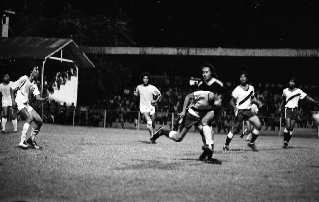 Suasana putaran terakhir kompetisi sepak bola PSSI antara Persima Malang dan Persib Bandung di Stadion Menteng, Jakarta, Kamis (23/10/1975) bermain imbang 0-0.  Persima Malang mengenakan seragam putih bergaris diagonal.