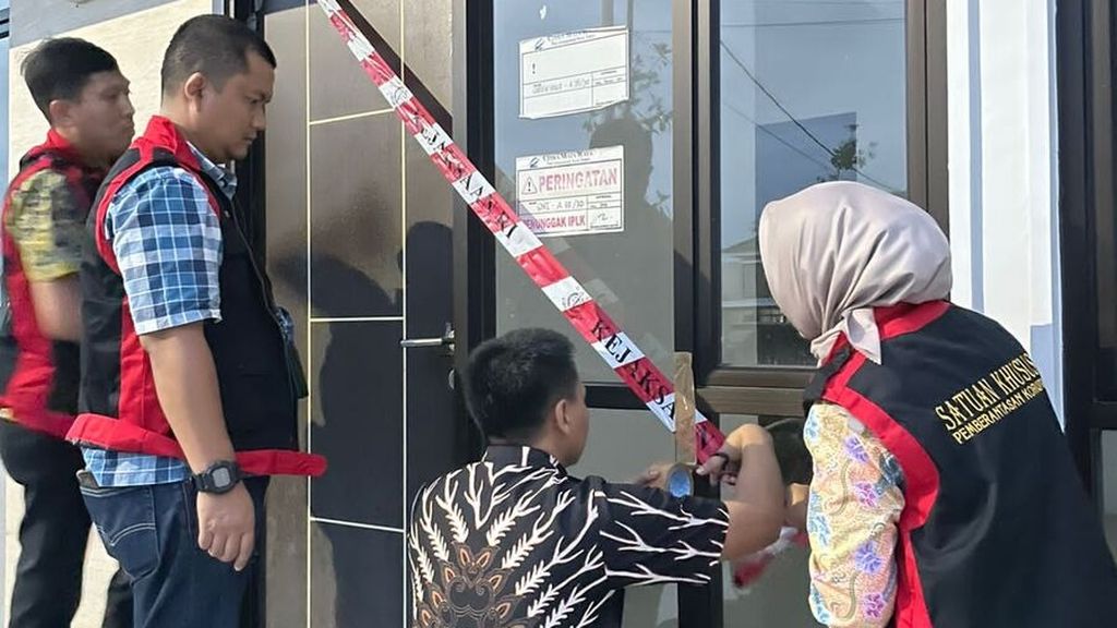 Kejaksaan Tinggi Banten menyegel rumah tersangka kasus suap pengurusan sertifikat tanah di Kantor Pertanahan Lebak.