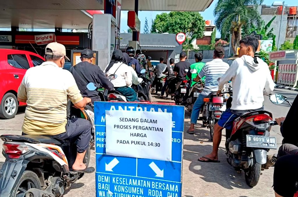 Warga antre membeli bahan bakar minyak di kawasan Bintaro, Tangerang Selatan, Banten, Sabtu (3/9/2022). Pemerintah mengumumkan kenaikan harga bahan bakar minyak. 