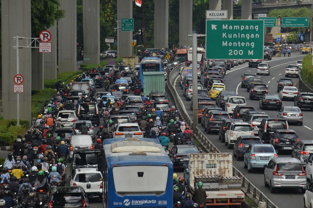 Kemacetan yang terjadi di Jalan Gatot Subroto, Jakarta Selatan, saat jam berangkat kerja pada Selasa (28/2/2023). Pertumbuhan kendaraan setiap tahunnya membuat kemacetan di Jakarta kian buruk.