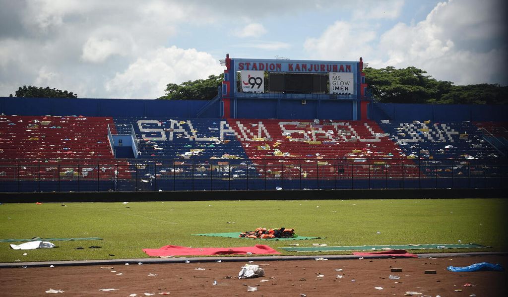 Salah satu tribun dengan sampah yang berserakan setelah kerusuhan di Stadion Kanjuruhan, Kabupaten Malang, Jawa Timur, Minggu (2/10/2022). Kerusuhan terjadi saat berlangsung Liga 1 BRI antara Arema FC dengan Persebaya. 