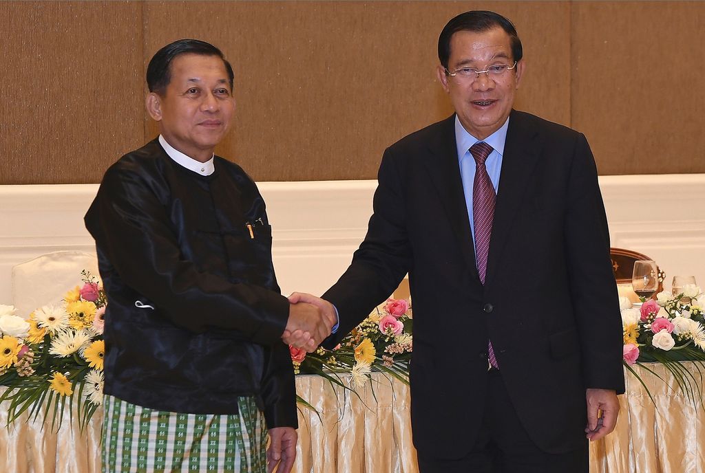 Perdana Menteri Kamboja Hun Sen (kanan) berjabat tangan dengan Kepala Dewan Pemerintahan Negara (SAC) Jenderal Senior Min Aung Hlaing dalam pertemuan di Naypyidaw, Myanmar, 7 Januari 2022.