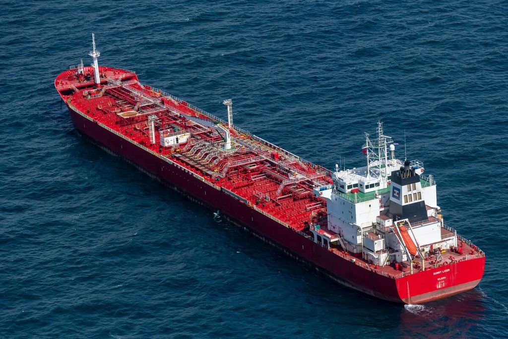 Kapal tanker Sunny Liger yang mengangkut solar Rusia berada di dekat perairan Belanda, 30 April 2022. Pekerja pelabuhan dikabarkan menolak untuk menurunkan sekitar 42000 ton solar asal Rusia yang diangkut kapal tanker ini. 
