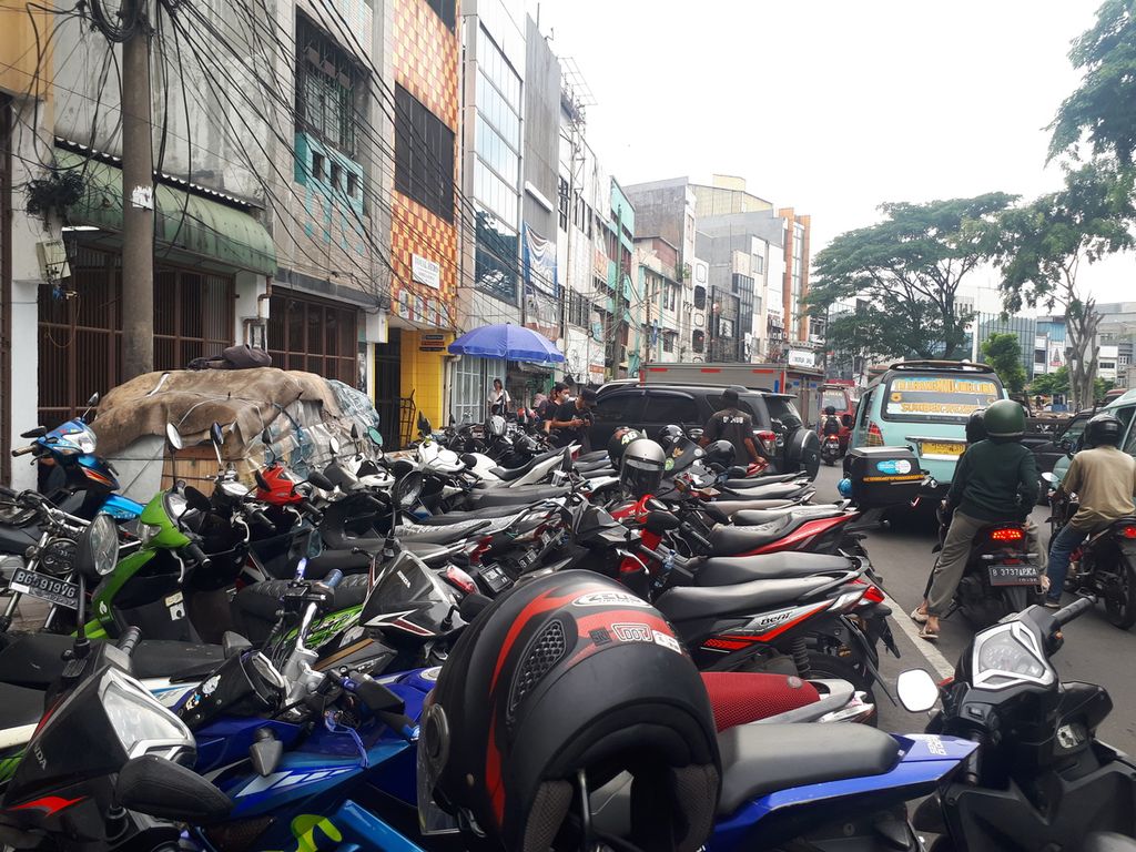 Area trotoar dan badan jalan terokupasi untuk parkir motor di Jalan Pancoran, Glodok, Taman Sari, Jakarta Barat, Selasa (6/12/2022).