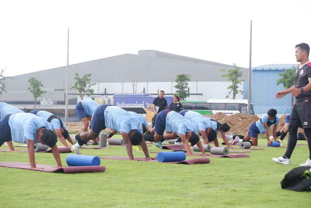 Indonesian u-22 footballers train at the Visakha FC Training Center Complex, Wednesday (4/5/2023).