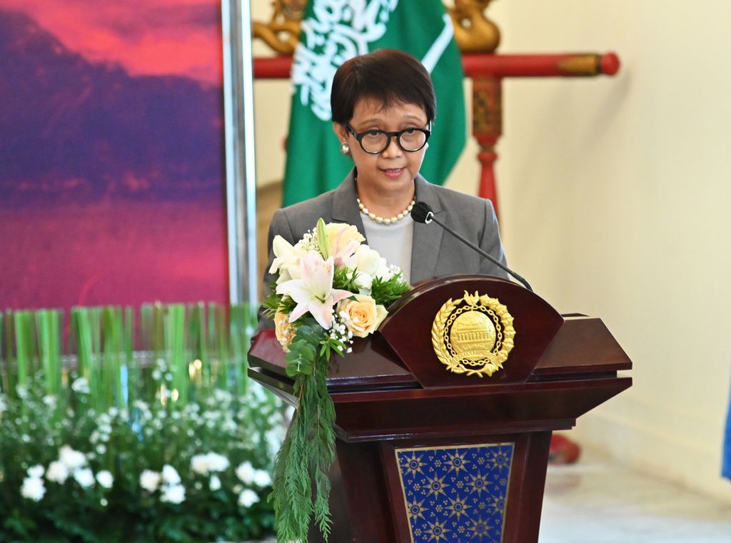 Menteri Luar Negeri Retno LP Marsudi menyampaikan keterangan seusai menggelar pertemuan dengan Menlu Arab Saudi Pangeran Faisal bin Farhan al-Saud di Jakarta, 7 Juni 2022.