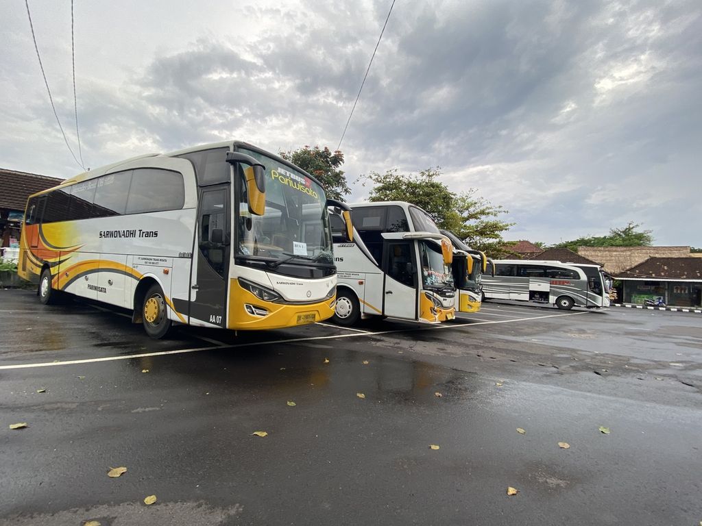 Bus-bus pariwisata terparkir di kawasan wisata Tanah Lot, Kabupaten Tabanan, Bali, Minggu (20/3/2022). 