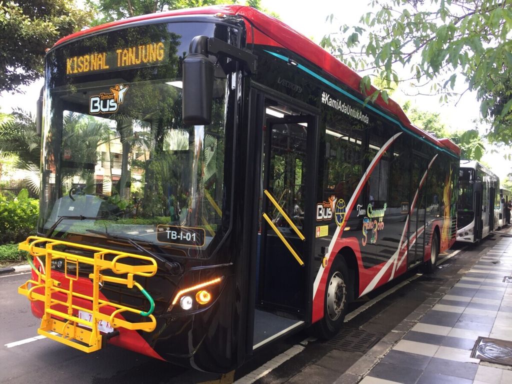 Bus Trans Semanggi Suroboyo yang resmi diluncurkan di Balai Kota Surabaya, Jawa Timur, Rabu (29/12/2021). Trans Semanggi Suroboyo merupakan program pengadaan transportasi umum Teman Bus melalui skema pembelian layanan (<i>buy the service</i>) Kementerian Perhubungan. Di Surabaya, mulai 1 Januari 2022 dioperasikan satu koridor, yakni Raya Lidah Wetan-Karang Menjangan-ITS di mana lima koridor lainnya menyusul.