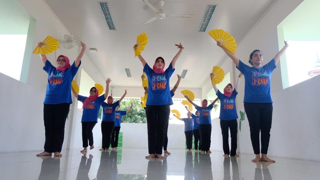 Kelompok tari Cancer Information and Support Center (CISC) berlatih tari tepak kipas koneng, tarian daerah DKI Jakarta di Jakarta, Rabu (29/1/2020). Para penari merupakan penyintas dan penderita kanker.