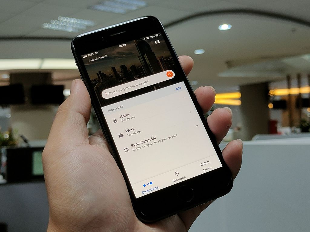 Laman utama pada aplikasi Moovit, Rabu (2/2/2022) di Jakarta. Moovit adalah salah satu aplikasi penyedia informasi angkutan umum di Jabodetabek dan sejumlah kota besar Indonesia lainnya.