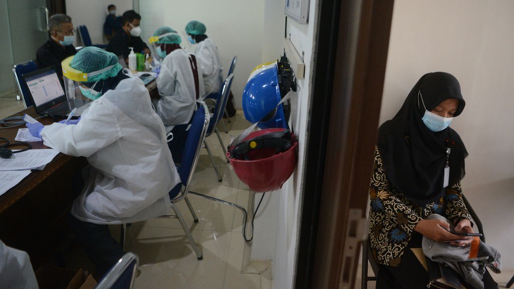 Guru menanti giliran menerima suntikan vaksin Covid-19 di RSGM Soelastri, Surakarta, Jawa Tengah, Senin (8/3/2021). Sebanyak 78 guru telah disuntik vaksin Covid-19 di rumah sakit tersebut pada hari itu. Sebanyak 1.300 guru ditargetkan memperoleh vaksin Covid-19 melalui 10 fasilitas kesehatan di Kota Surakarta pada hari itu..