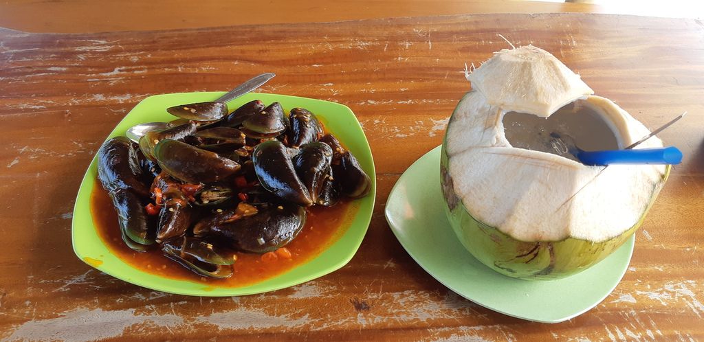 Kerang hijau dan es degan. Wisatawan menikmati wisata kuliner ikan bakar di Fish Market, Kampung Mandar, Banyuwangi, Jatim, Selasa (10/1/2023). Kampung nelayan ini menjadi salah satu destinasi wisata menarik di ujung timur Pulau Jawa karena menawarkan aneka masakan ikan laut dengan bahan ikan segar. 