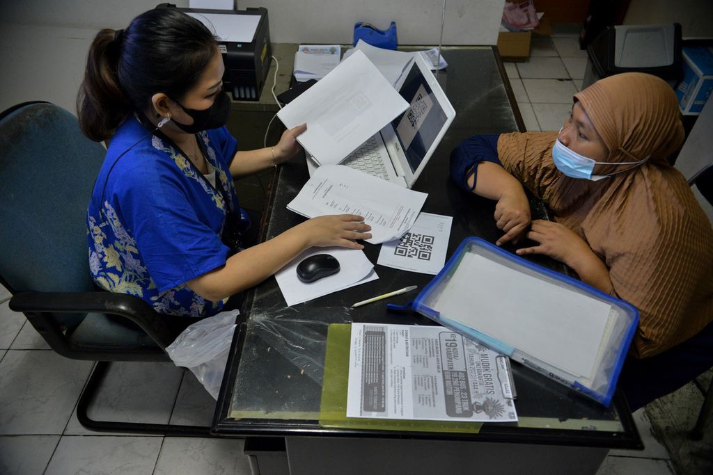 Petugas mengecek berkas salah seorang peserta program mudik Lebaran gratis 2023 di Kantor Dinas Perhubungan DKI Jakarta, Gambir, Jakarta Pusat, Jumat (24/3/2023).