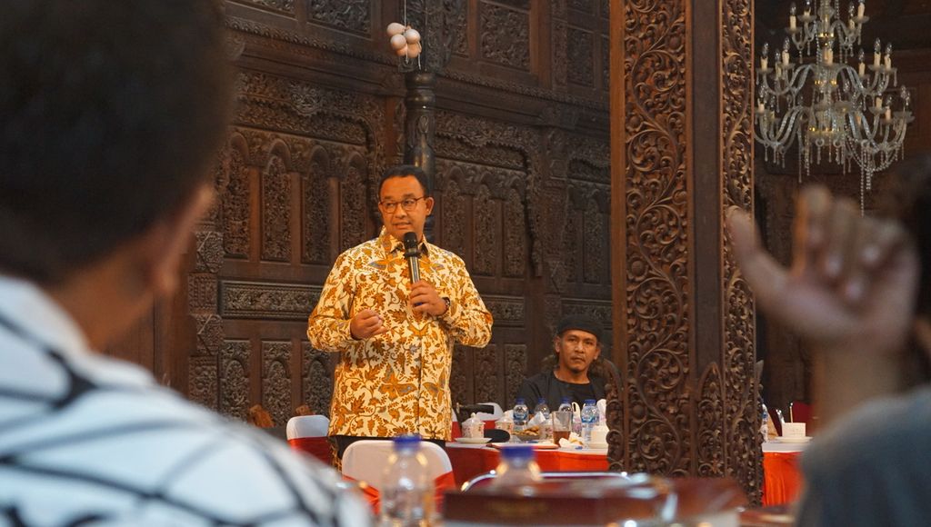 Anies Baswedan berdiskusi dengan para dalang diskusi budaya sewaktu menemui para dalang di Kabupaten Sukoharjo, Jawa Tengah (1/2/2023).