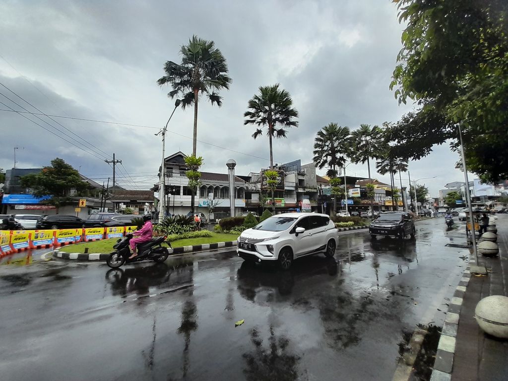 Suasana pusat Kota Batu, Jawa Timur, yang baru diguyur hujan saat libur Natal, Minggu (25/12/2022). Tampak kendaraan dari luar daerah tengah melintas di kawasan itu.