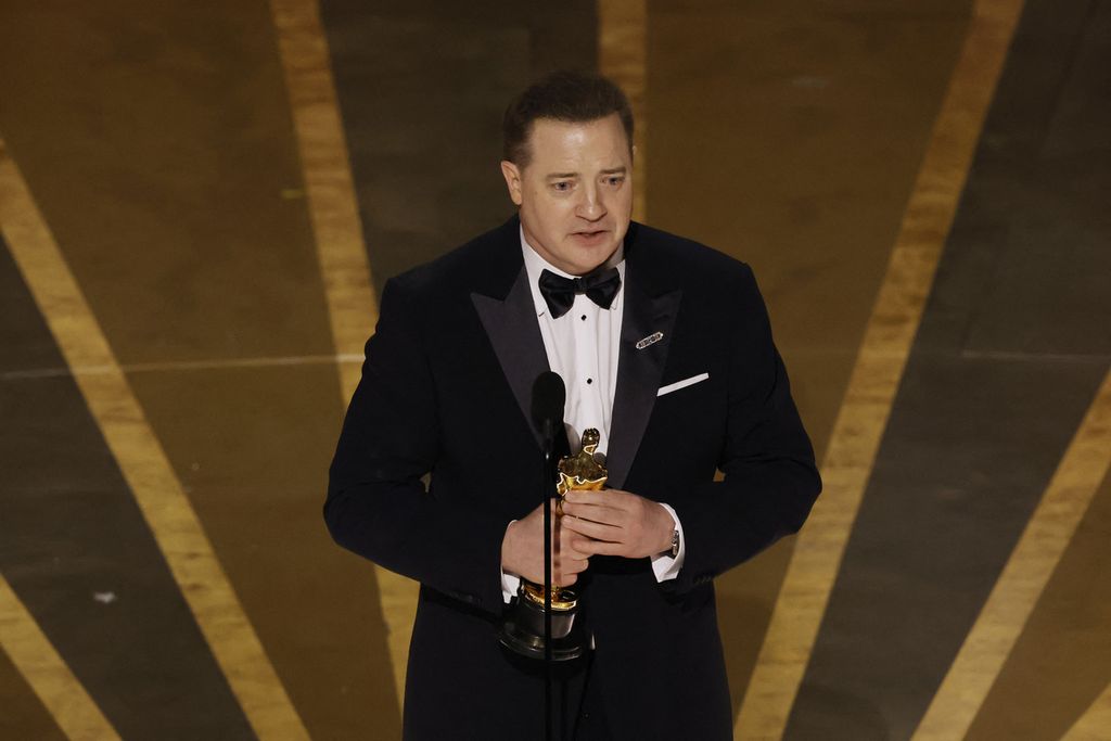 Aktor Brendan Fraser menerima penghargaan Aktor Terbaik untuk <i>The Whale</i> di atas panggung dalam acara Academy Awards ke-95 di Dolby Theatre, California, Amerika Serikat, pada 12 Maret 2023