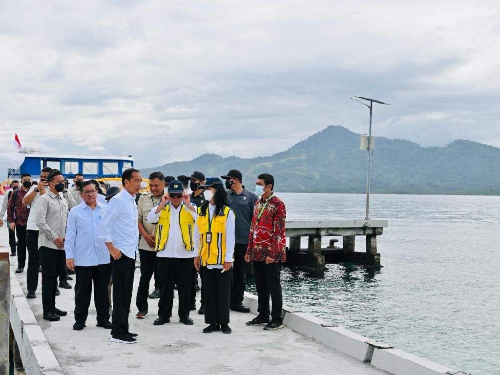 Presiden Joko Widodo meninjau kawasan wisata Bunaken pada Jumat (20/1/2023).