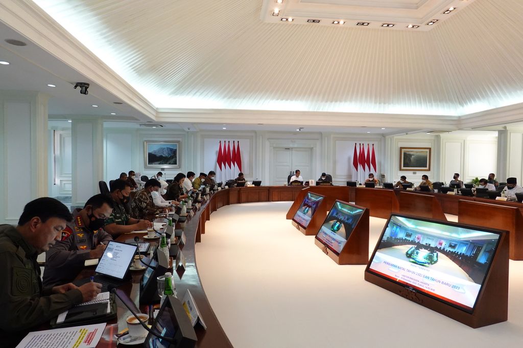 Rapat terbatas yang dipimpin Presiden Joko Widodo, di Kantor Presiden, Jakarta, Senin (19/12/2022). 