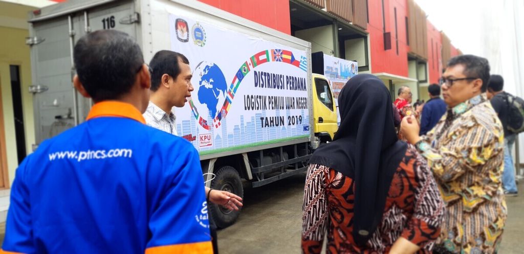 Pendistribusian perdana logistik Pemilu 2019 ke perwakilan luar negeri, Minggu (17/2/2019), di gudang logistik KPU Kompleks Pergudangan Zoodia, Benda, Kota Tangerang. 