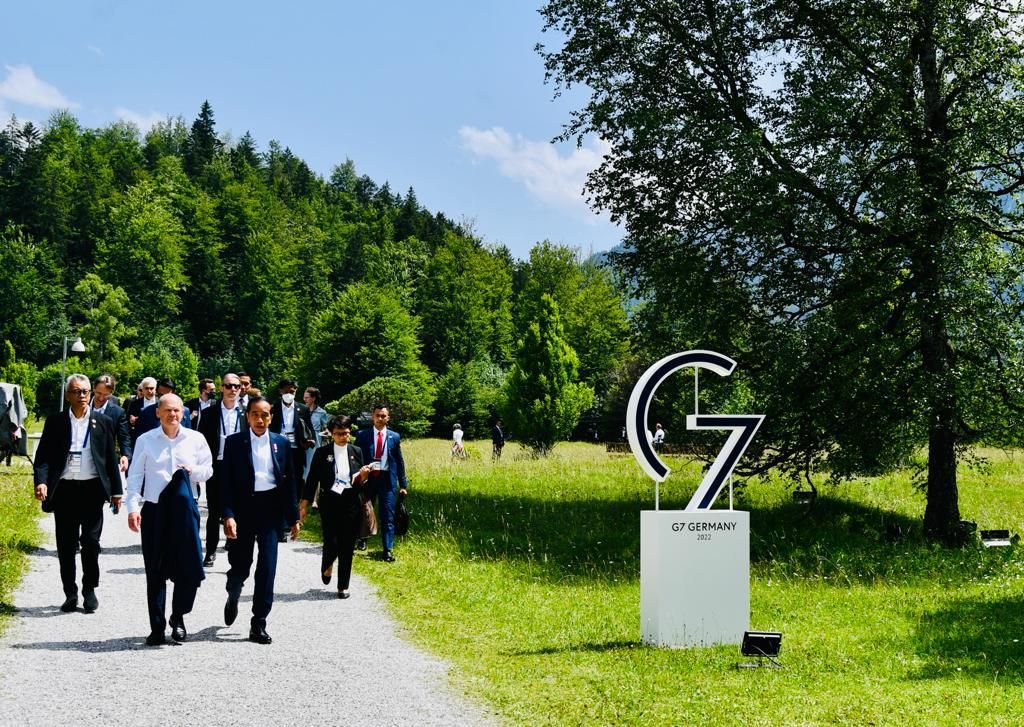 Presiden Joko Widodo berjalan bersama Kanselir Jerman Olaf Scholz untuk melakukan pertemuan bilateral di sela-sela KTT G7, Senin (27/6/2022).