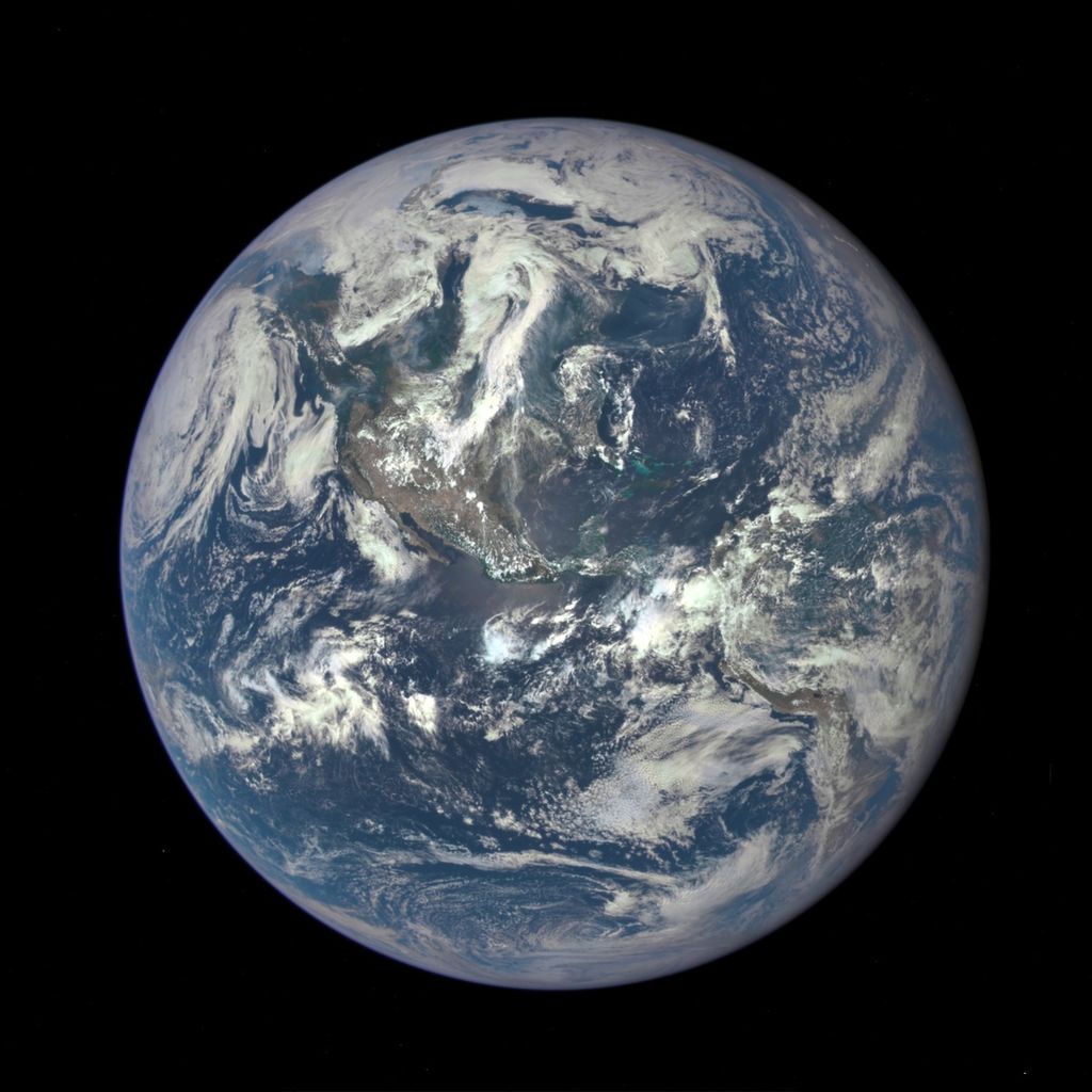 Citra Bumi yang diambil menggunakan kamera<i> earth polychromatic imaging camera</i> (EPIC) yang ditempatkan pada satelit Deep Space Climate Observatory, 6 Juli 2015, dalam jarak 1,6 juta kilometer dari Bumi. Citra Bumi ini menunjukkan efek sinar Matahari yang disebarkan oleh molekul udara hingga memberi warna kebiruan pada Bumi.