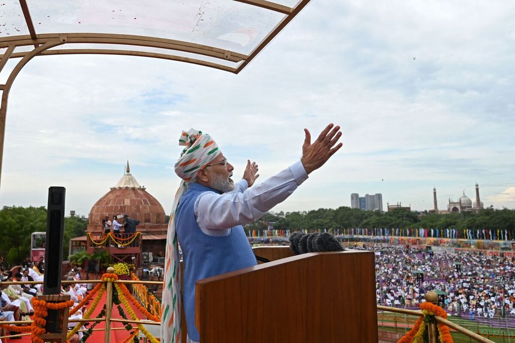 Perdana Menteri India Narendra Modi menyampaikan pidato kenegaraan dalam perayaan Hari Kemerdekaan Ke-75 India di Benteng Merah, New Delhi, India, Senin (15/8/2022). 