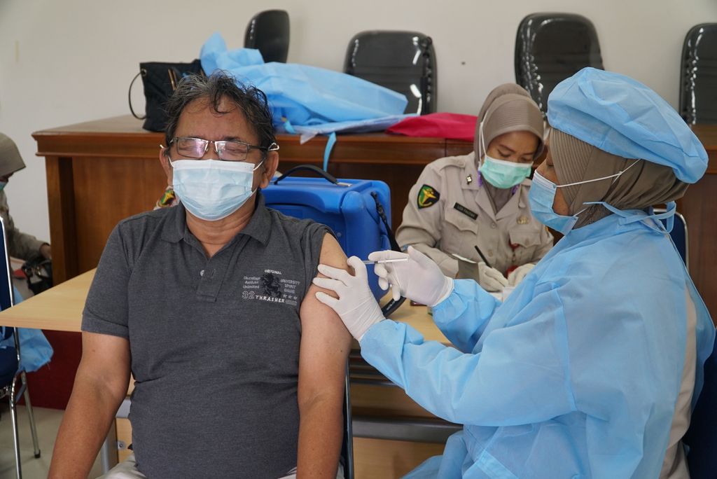 Warga lansia mendapatkan suntikan vaksin Covid-19 dalam kegiatan vaksinasi warga lansia di Masjid Raya Sumatera Barat, Padang, Sumbar, akhir April 2021.  