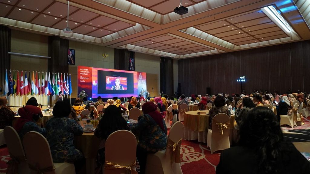 Rapat pleno kedua W-20 Indonesia 2022 di Hotel Golden Tulip, Kota Batu, Jawa Timur, yang berlangsung secara hibrida, Selasa (8/3/2022) malam. Kegiatan W-20 yang berlangsung pada 8-10 Maret itu mengambil tema Recover Together, Equally.