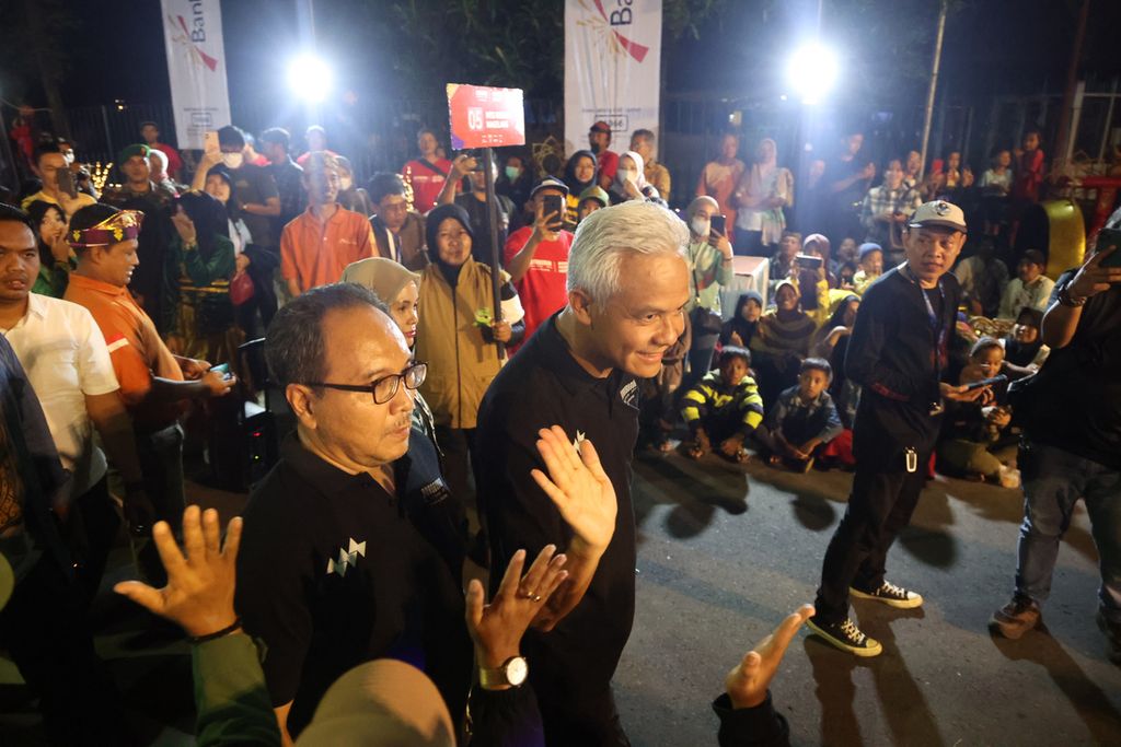 Gubernur Jawa Tengah Ganjar Pranowo didampingi Wakil Pemimpin Umum Harian Kompas Budiman Tanuredjo (kiri) menghadiri acara Borobudur Marathon Menyapa di Jalan Medang Kamulan, kawasan Candi Borobudur, Magelang, Jawa Tengah, Sabtu (18/3/2023). 