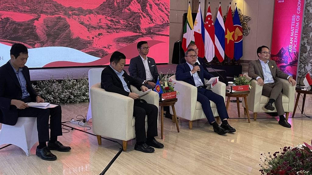 Menteri Perdagangan Zulkifli Hasan (depan, tengah) dan Sekretaris Jenderal ASEAN Kao Kim Hourn (depan, kiri) dalam konferensi pers setelah pertemuan pada hari terakhir ASEAN Economic Ministers Retreat ke-29, Rabu (22/3/2023). Pertemuan yang diadakan Kementerian Perdagangan di Magelang, Jawa Tengah, itu berlangsung pada 20-22 Maret 2023.