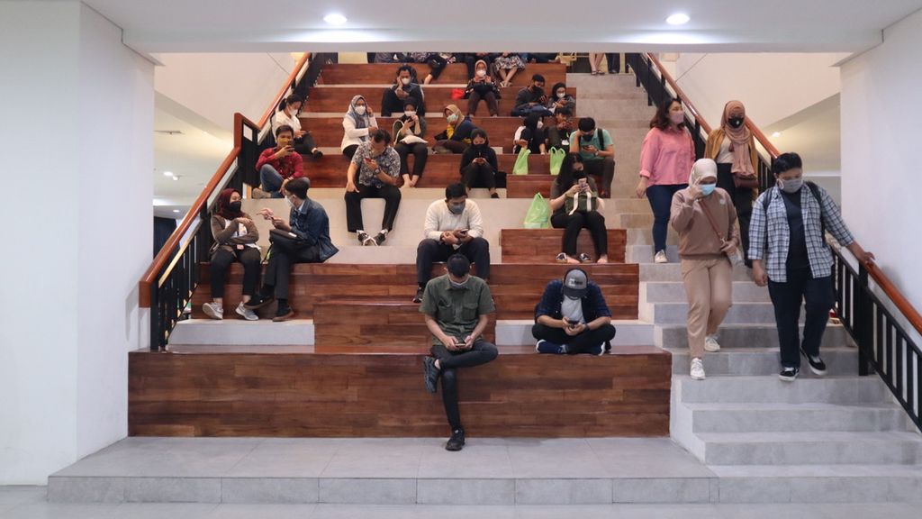 Sejumlah pengunjung duduk di salah satu sudut lantai basemen pusat perbelanjaan Sarinah di Jalan MH Thamrin, Jakarta Pusat, Rabu (6/4/2022) sore.