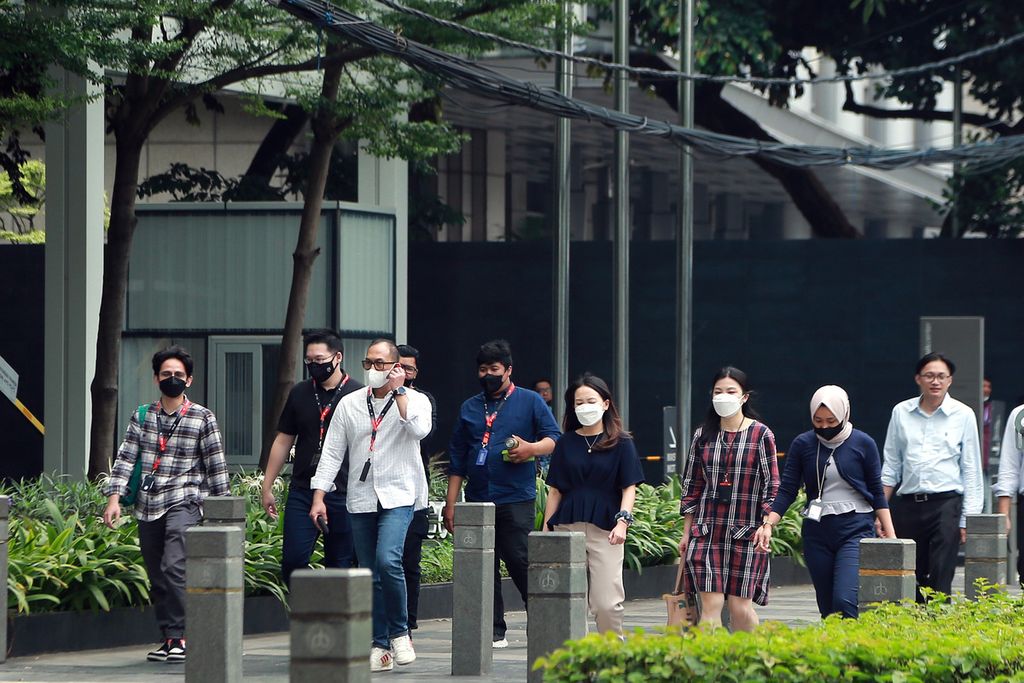 Sejumlah pekerja di kawasan Jalan Jenderal Sudirman, Jakarta Pusat, keluar dari area kantor pada jam makan siang, Rabu (2/11/2022). 