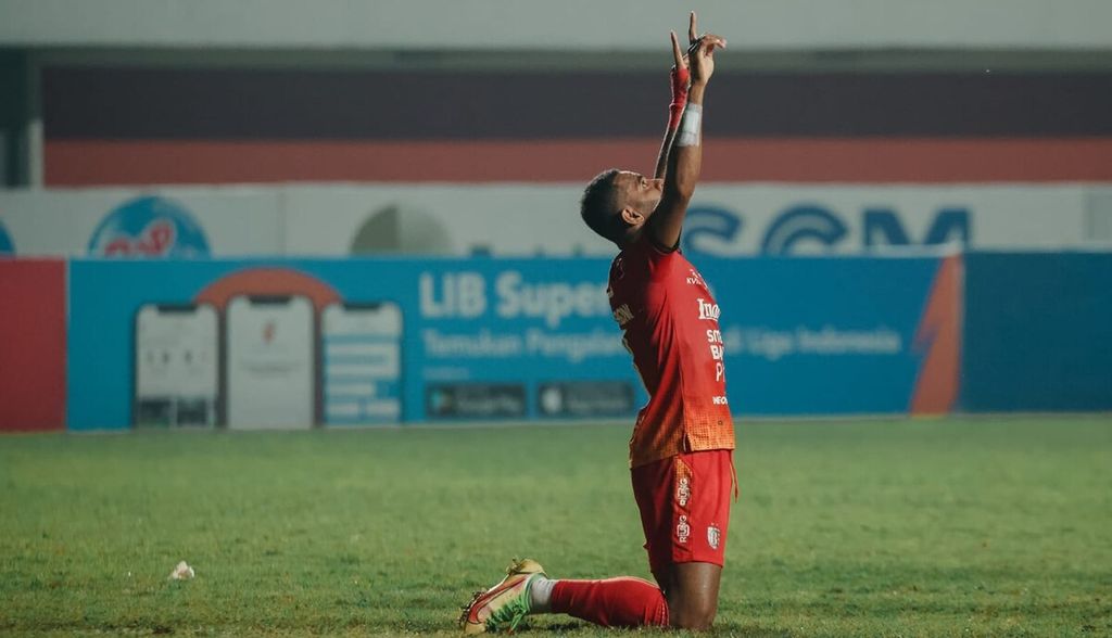 Dokumentasi Bali United menampilkan ekspresi pemain United, Yabes Roni Malaifani, seusai mencetak gol ke gawang Persis Solo dalam laga lanjutan BRI Liga 1 2022/2023 di Stadion Maguwoharjo, Sleman, Yogyakarta, Senin (27/2/2023).