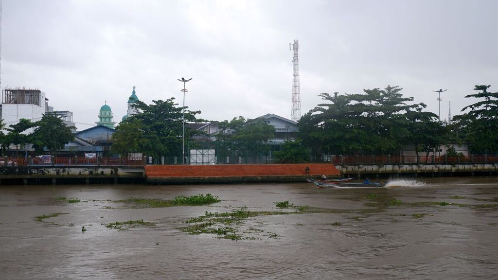 Kondisi Sungai Martapura di depan Balai Kota Banjarmasin, Kalimantan Selatan, Selasa (24/1/2023). Rumah warga yang berada di bantaran sungai tersebut akan menjadi sasaran utama gerakan bersih-bersih kolong rumah dari sampah plastik.