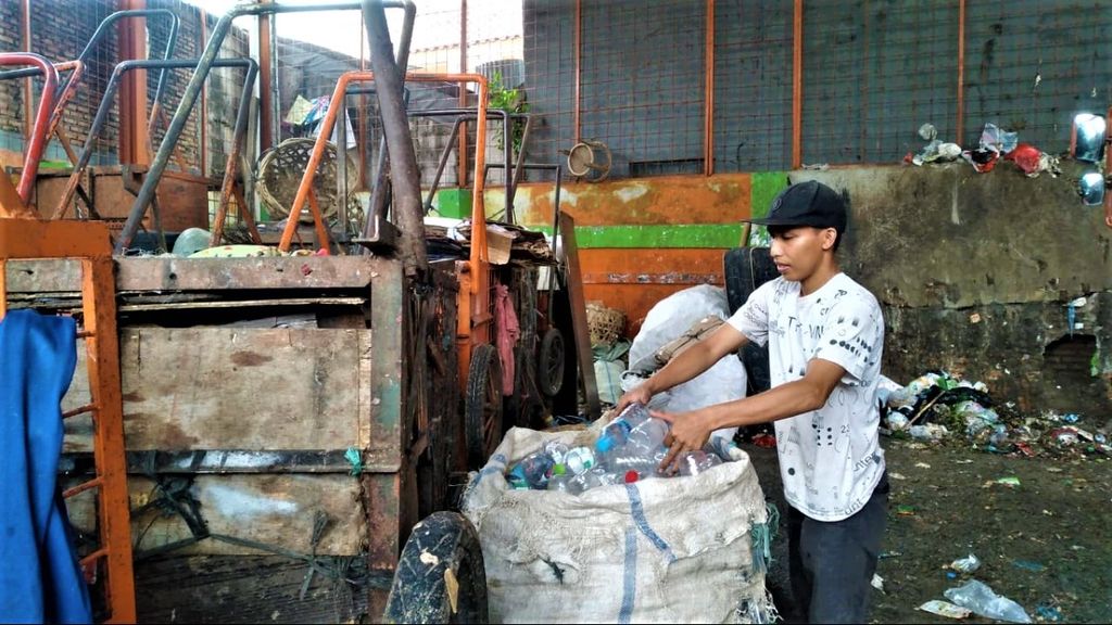 Nuanta (27), petugas gerobak sampah sedang memilah sampah plastik di TPS Dipo Johar Baru, Jakarta Pusat, Jumat (21/10/2022).