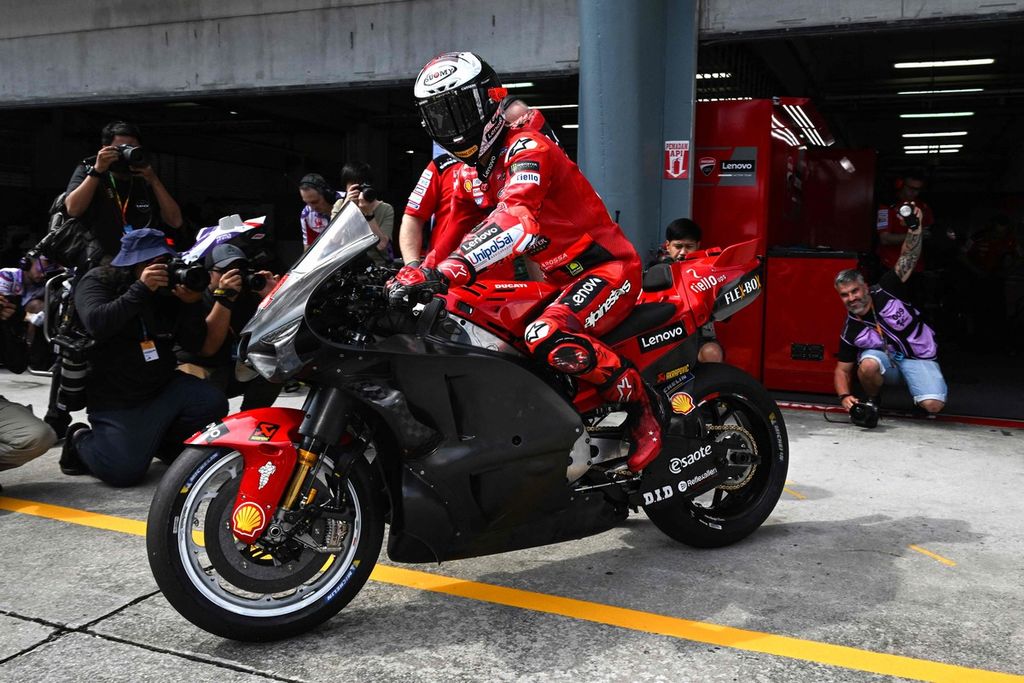 Pebalap Ducati Lenovo, Francesco Bagnaia, meninggalkan garasi tim di hari pertama tes pramusim MotoGP di Sirkuit Internasional Sepang, Malaysia, Jumat (10/2/2023). 