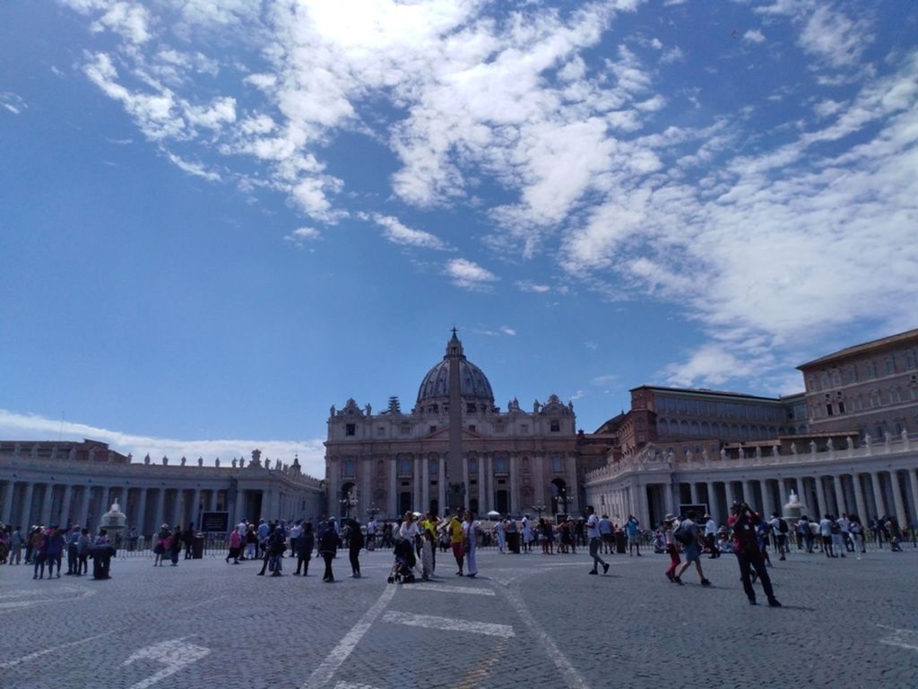 Umat dan para peziarah mulai memadati lapangan Basilika Santo Petrus sebelum upacara pengangkatan 14 kardinal berlangsung, Kamis (28/6/2018) di Vatikan, Roma, Italia.