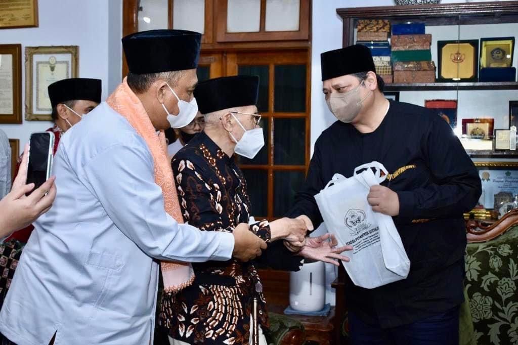 Ketua Umum Partai Golkar Airlangga Hartarto (kanan) saat berkunjung ke Pondok Pesantren Suryalaya, Tasikmalaya, Jawa Barat (20/4/2022).