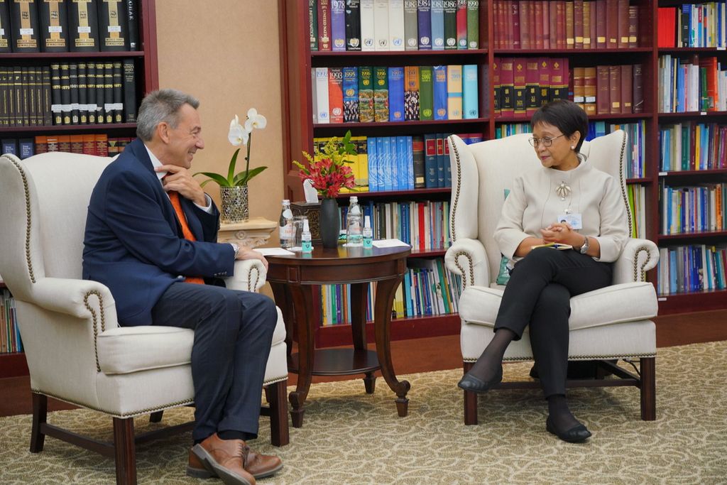 Menteri Luar Negeri Retno Marsudi bertemu Presiden Komite Palang Merah Internasional (ICRC) Peter Mauer di kantor Perwakilan Tetap RI untuk PBB di New York, Amerika Serikat, Jumat (23/9/2022). Keduanya membahas nasib pengungsi Myanmar dan Afghanistan.