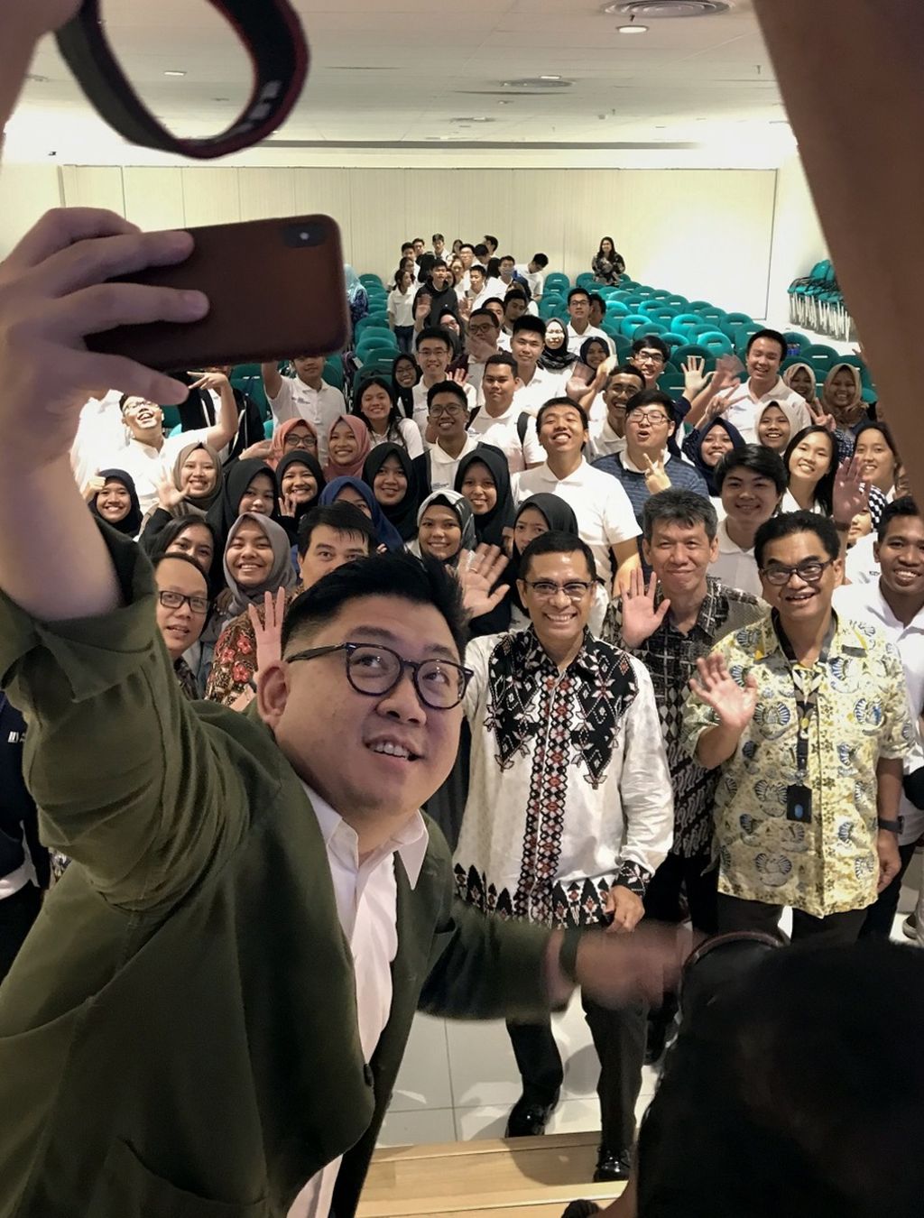 Pemenang Kompetisi Ide Bisnis SiDU Youth Entrepreneurs Forum 2019 berfoto bersama para juri. Juara 1 kompetisi tersebut diraih oleh Haykal Satria Panjeraino dari Sekolah Bisnis dan Manajemen (SBM) Institut Teknologi Bandung (ITB), dengan ide bisnis Panjers.