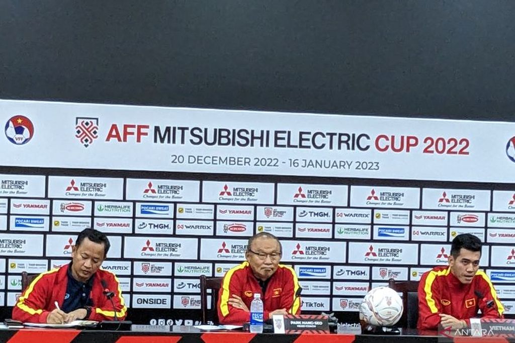 Pelatih tim nasional Vietnam Park Hang-seo (tengah) dan penyerang skuadnya Nguyen Tien Lin (kanan) memberikan pernyataan dalam konferensi pers sebelum pertandingan kedua semifinal Piala AFF 2022 kontra Indonesia di Kantor VFF, Hanoi, Minggu (8/1/2023). 