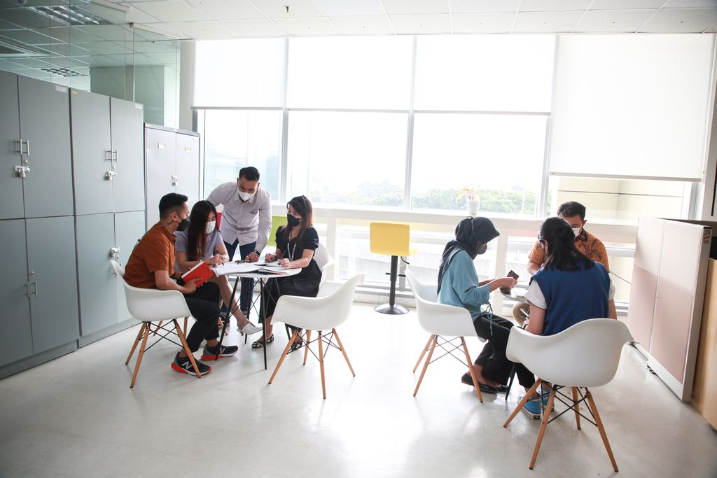 Karyawan-karyawan muda Lotte Shopping Avenue, Jakarta, tengah membahas pekerajaan yang harus diselesaikan, Kamis (11/8/2022). 