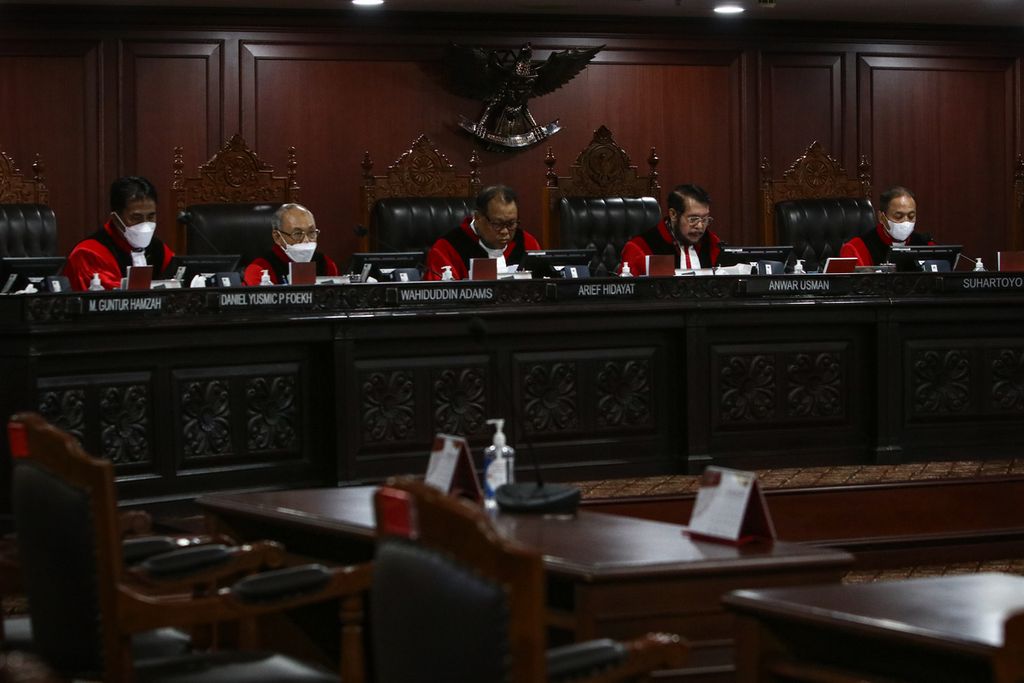 Judgment hearing at the Constitutional Court Building, Jakarta, Wednesday (30/11/2022). The Constitutional Court added that a five-year waiting period is required for former convicts if they wish to run for office as candidates for the legislature.