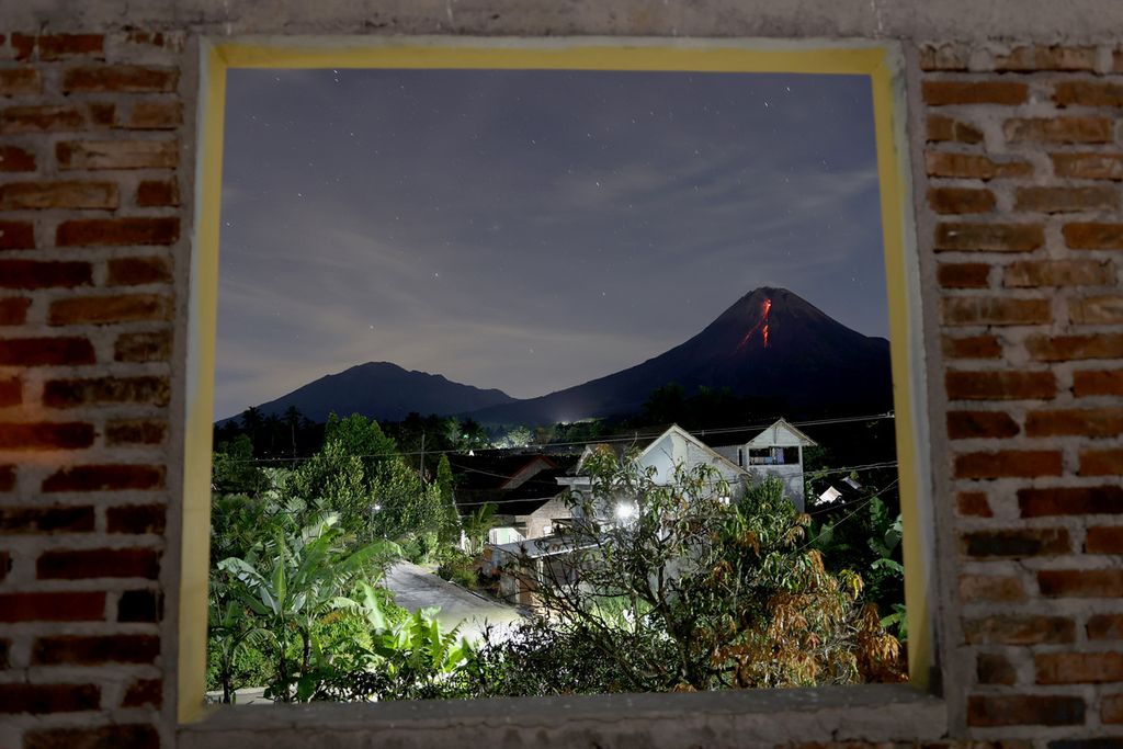 Guguran lava pijar dari Gunung Merapi terlihat dari Desa Kaliurang, Kecamatan Srumbung, Kabupaten Magelang, Jawa Tengah, Selasa (4/1/2022) dini hari. 