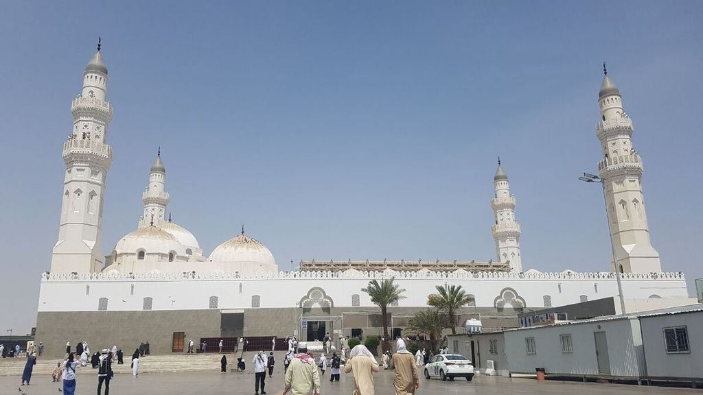 Suasana bagian luar Masjid Quba di Madinah, Arab Saudi, pada siang hari, Senin (25/7/2022). Ini adalah masjid pertama yang dibangun dalam sejarah Islam.