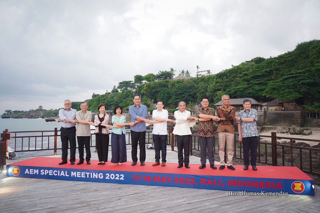 Menteri Perdagangan RI Muhammad Lutfi menggelar Pertemuan Khusus Para Menteri Ekonomi ASEAN (ASEAN Economic Ministers Special Meeting) di Bali pada 17–18 Mei 2022.