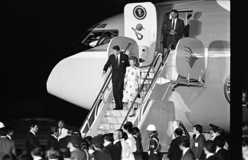 Presiden Amerika Serikat Ronald Reagan dan istrinya Nancy Reagan tiba di Bali di jemput Presiden Soeharto dan Ny Tien Soeharto, Rabu (30/4/1986).