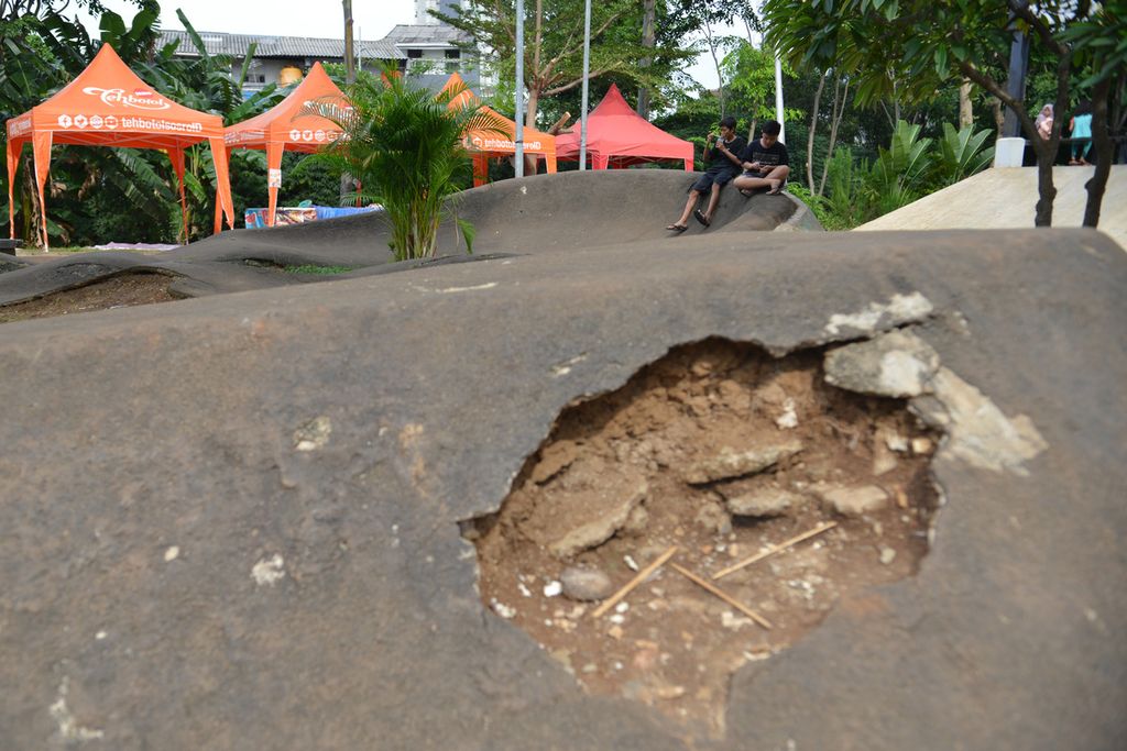 Salah satu kerusakan di lintasan sepeda di kawasan RPTRA dan RTH Kalijodo, Jakarta, Senin (2/1/2023). 