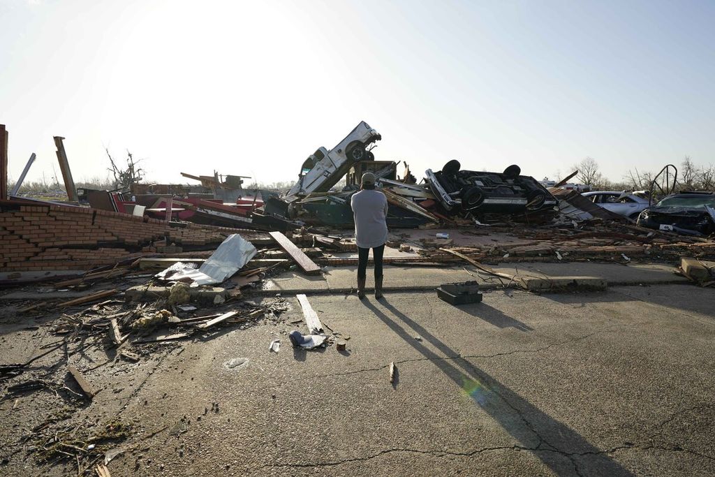 Tracy Harden, pemilik restoran Chuck's Dairy Bar, mengamati reruntuhan puing bekas kerusakan yang ditimbulkan oleh tornado di Rolling Fork, Mississippi, AS, Sabtu (25/3/2023). 