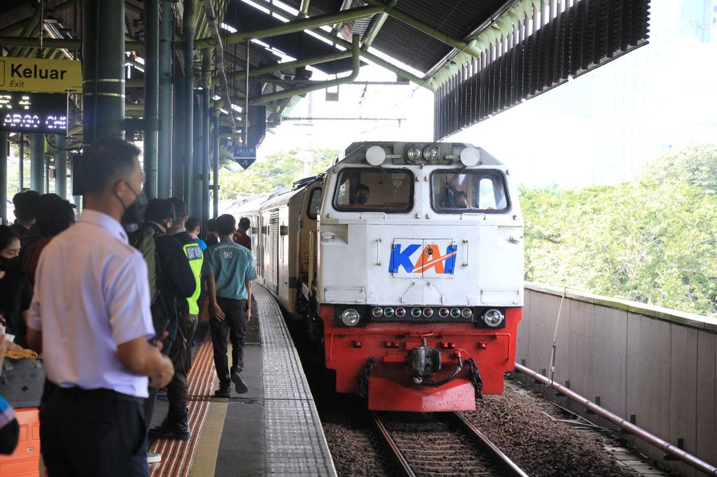Kereta tiba di Stasiun Kereta Api Gambir, Jakarta, Minggu (1/5/2022), setelah puncak arus mudik 2022 terlewati.